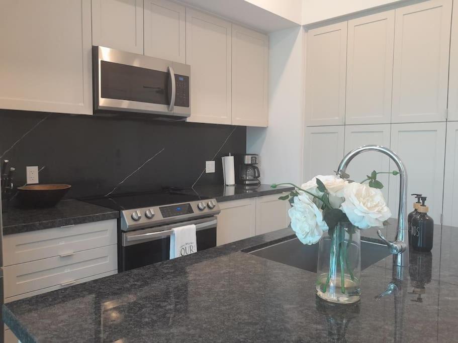 Cozy South View Suite Overlooking The Nature Trail Innisfil エクステリア 写真